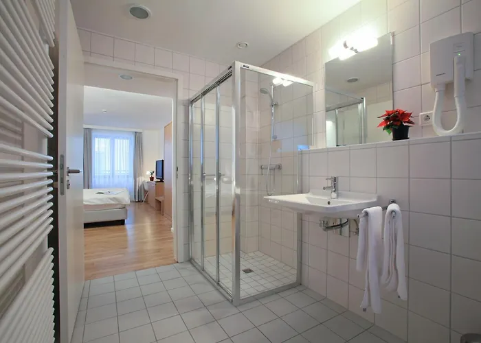 西蒙奇尼酒店 4*